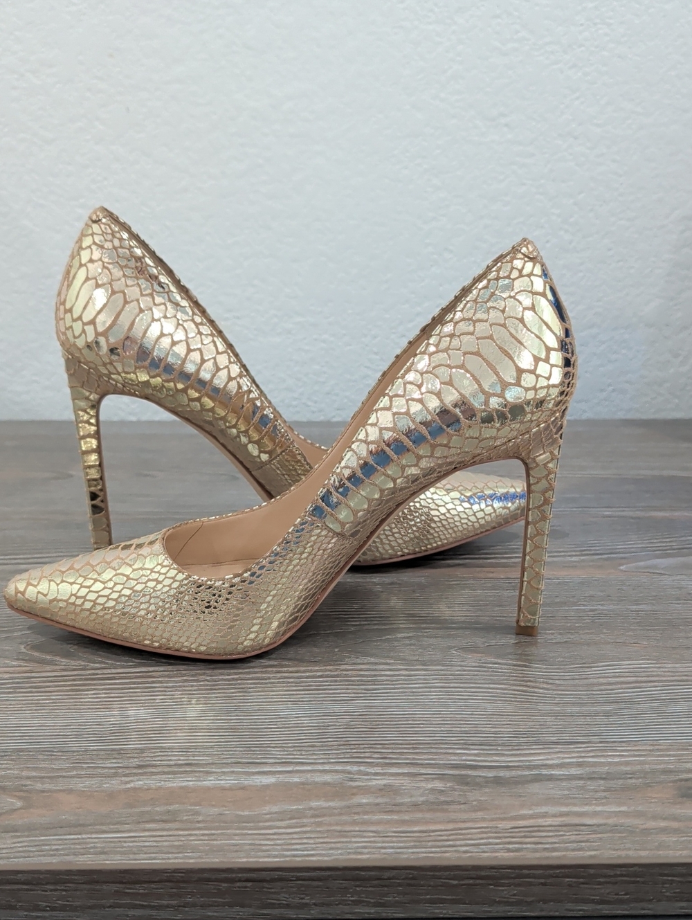 Near New Nine West TATIANA Gold Metallic Leather Croc Embossed Stiletto Heels 11 - Picture 5 of 15